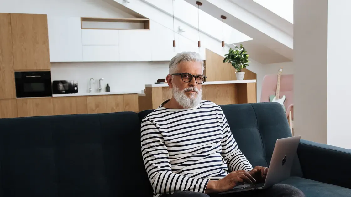 Fåtölj vid fönstret i ett ljust vardagsrum