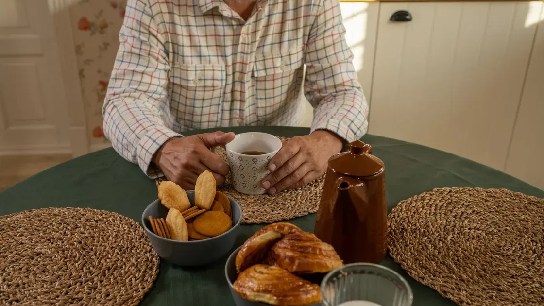 Mugg med handtag på ett köksbord i dagsljus