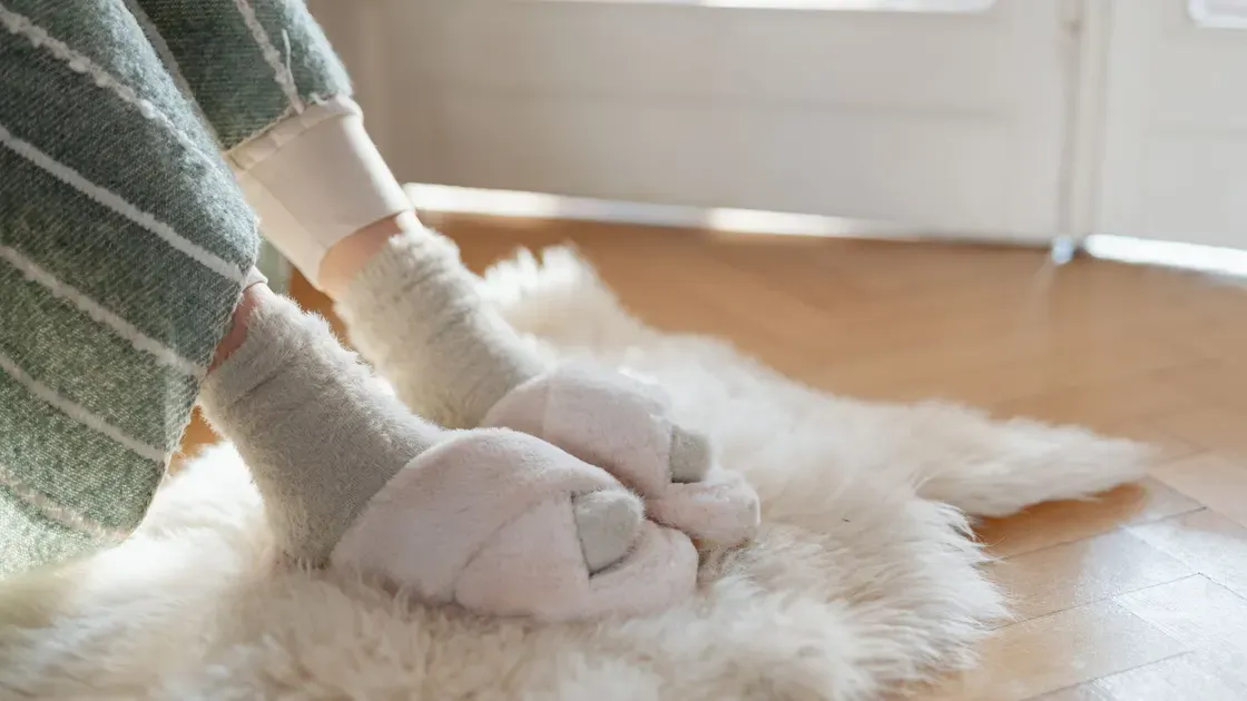 Person reser sig ur sängen på natten