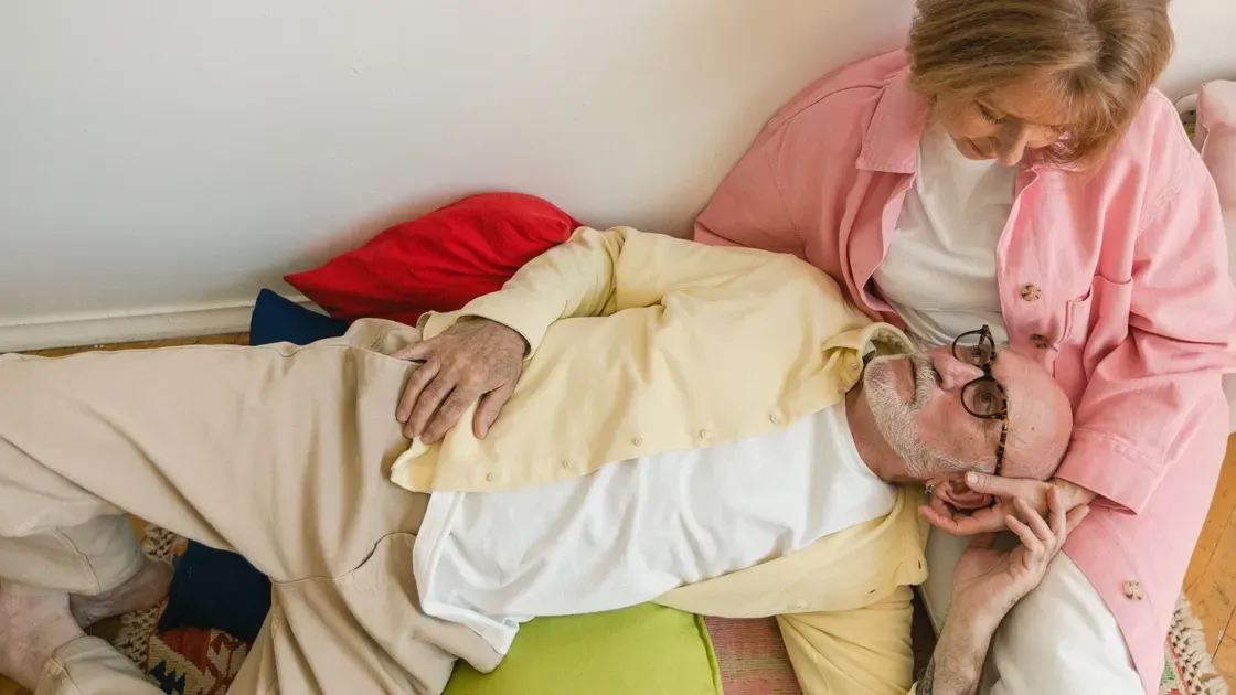 Mjuk kudde i tyg på en soffa i eftermiddagsljus