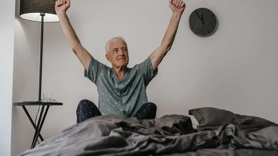 Morgonljus i ett sovrum där någon klär på sig
